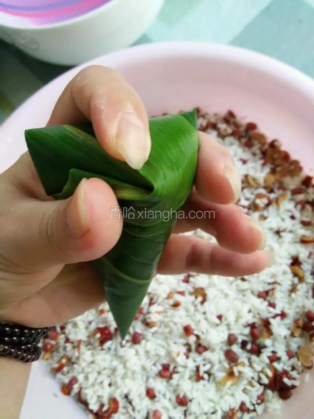 把上图多余部分折向左边用大母指压住