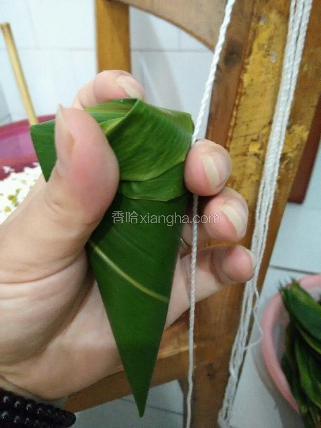 取一根之前固定在椅子上的绳子用中指压着（如图）