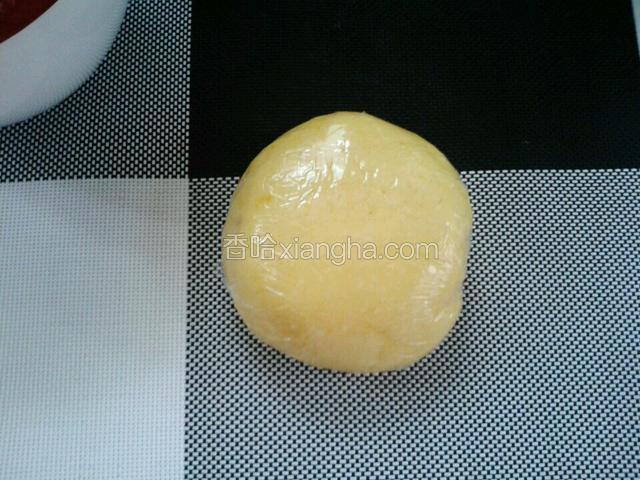 包上保鲜膜，冷藏1小时