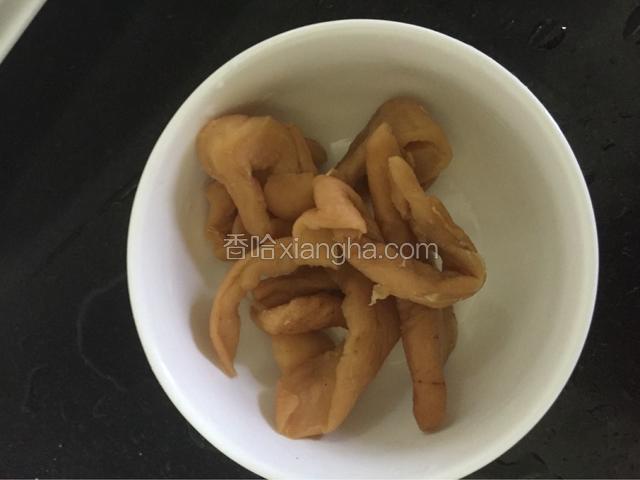 最后再补一张完整的腌萝卜的图片。这个市场上有现成的卖的