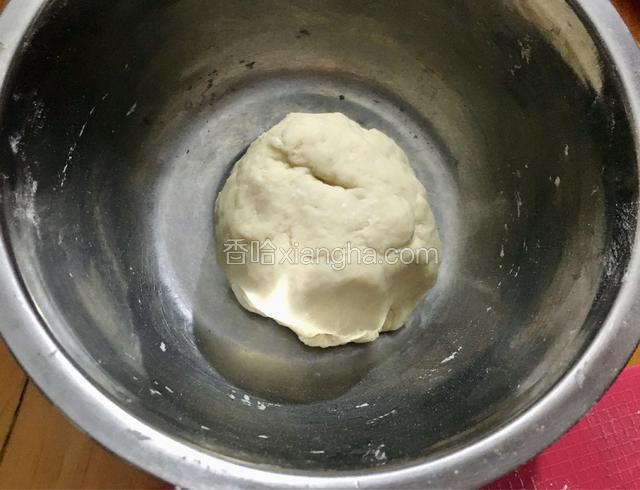 和成光滑面团上面盖上一个碗发酵