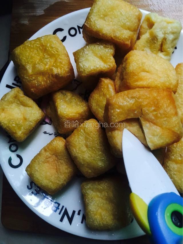 油豆腐用刀划一个小口子，容易入味一点
