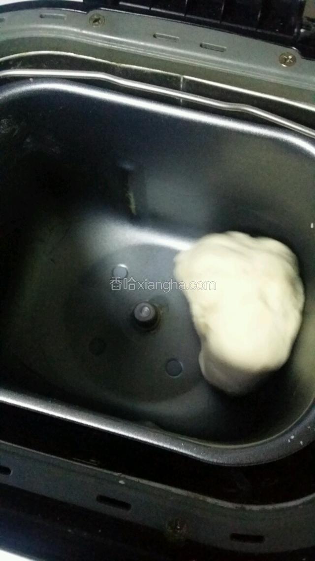 将除葡萄干、蔓越莓干、黄油外的所有材料混合搅拌成光滑的面团，面团揉到出膜时放入黄油。