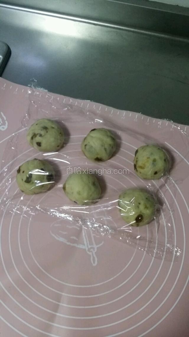 将酵好的面团按压排气，分成6份，揉圆，盖保鲜膜醒10分钟左右（也可以不醒的）。