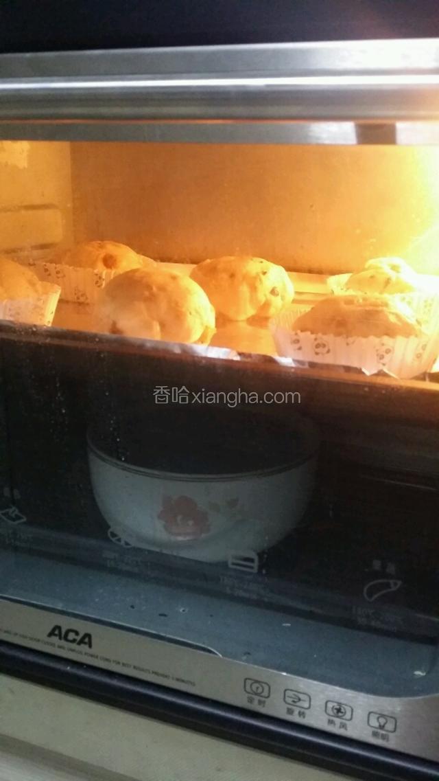 将面团放进烤箱里，用发酵功能发酵45～60分钟左右（只要面团发到两倍大小就可以了，不要太在意时间的长短），在烤箱里放一碗热水来增加湿度。