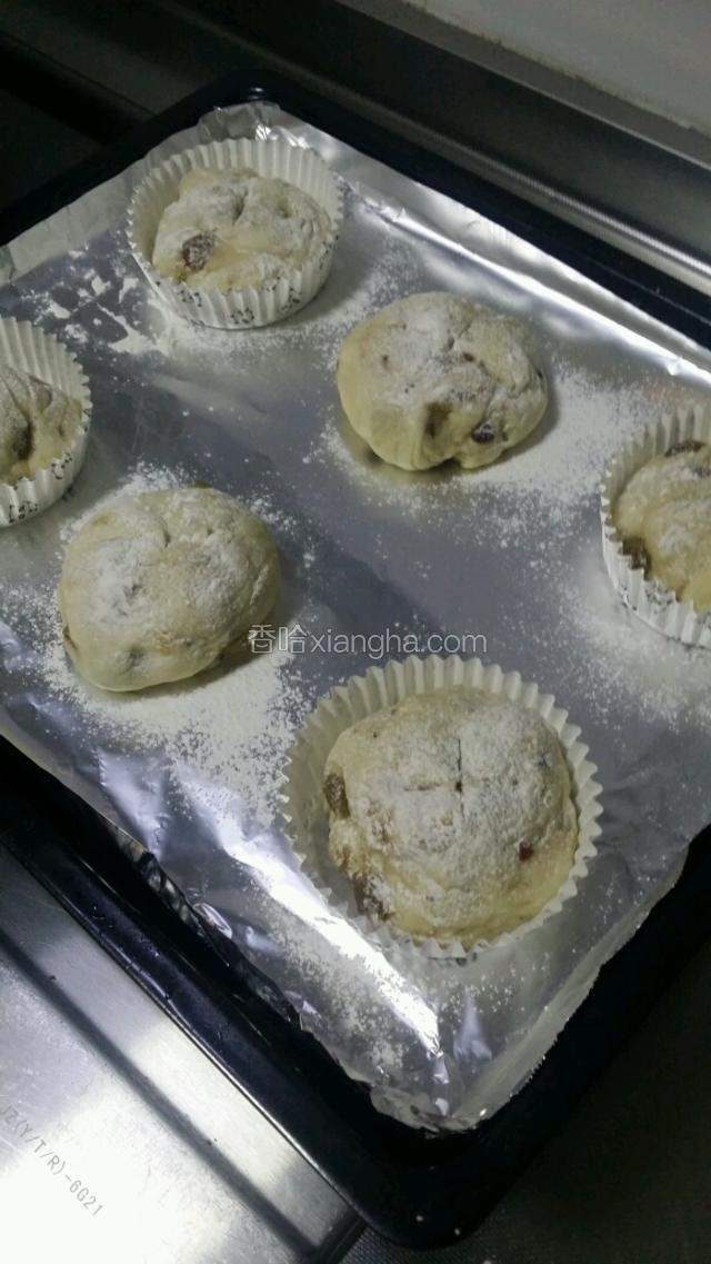 在发酵好的面团上洒上高筋面粉，用锋利的刀在面团表面划口（形状随个人喜欢，不划也可以）。
在划口时，面团瘪缩下去了是正常现象不必紧张、不要担心，划好后进烤箱烘烤时马上又会回复到原来的样子。