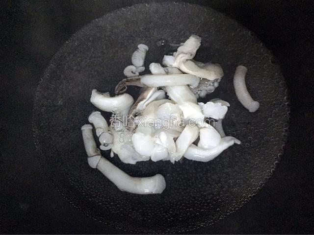 锅中加入适量的清水烧开后，把处理好的章鱼放入焯熟即可