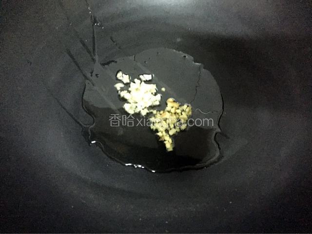 锅中倒入适量的油烧热后放入姜蒜末爆香