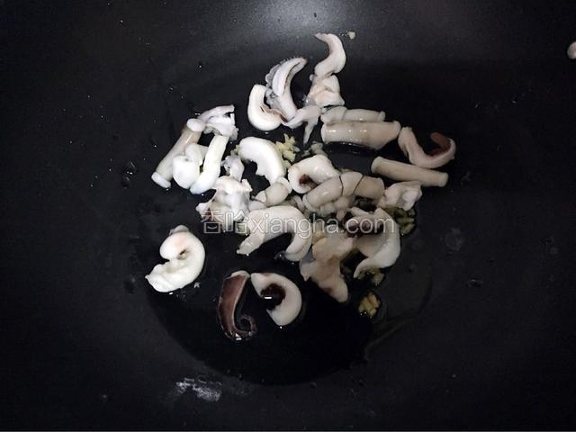 放入章鱼翻炒片刻盛出备用
