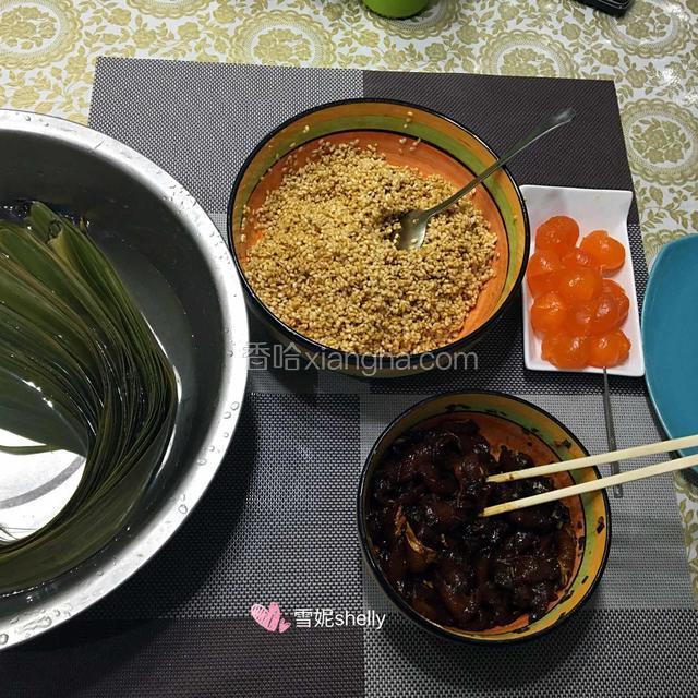 1.鲜肉切片，放入姜葱、生抽、老抽、食盐及白糖拌匀入冰箱冷藏腌制4小时以上。
2.粽叶清洗干净放在锅中煮5分钟，再放入凉水中。
3.咸蛋黄蒸熟后一切为二。
4.糯米淘洗干净沥干水分放入大碗中倒入老抽拌匀。