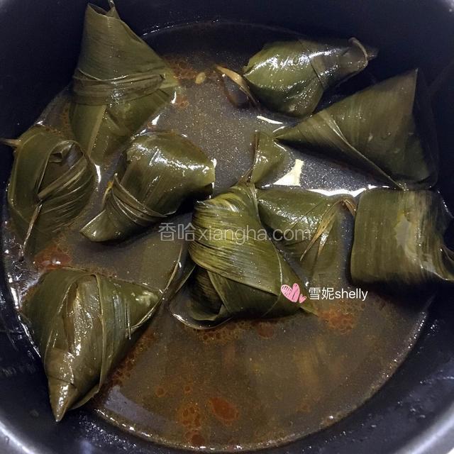 全部裹好后放入高压锅，水要没过粽子。
15分钟就可以了，连汤汁里都是蛋油。