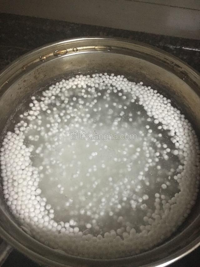 锅里的水烧开了倒入西米，煮十五分钟左右