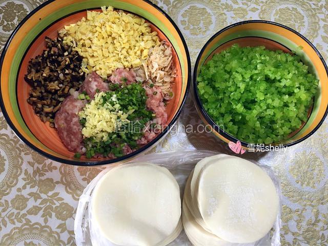 1.备好所有食材并清洗干净。
2.鲜肉剁成丁。
3.鸡蛋打散煎成蛋皮后切丁。
4.海米用清水泡下。
5.香菇泡发后切丁。
6.姜葱切碎。
7.芹菜切碎用开水烫下。
8.步骤2-6放一个大碗中，7单独放一个碗。
