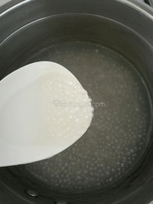 把水烧开，把西米露放进去小火慢慢煮，边煮边要不停地搅拌，因为西米露很容易沾锅。当西米露煮的周边透明，只剩中间一点点白芯的时候关火，盖上锅盖， 再焖上半小时左右，西米中间的白芯就变透明了。