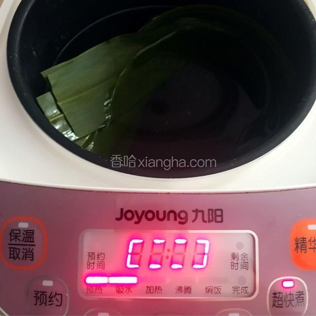 粽叶冷水入锅煮半小时让粽叶的清香砌底散发出来

