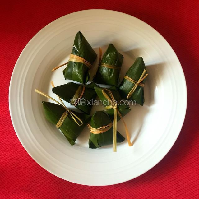 将多余的粽叶折好用马莲叶捆绑
