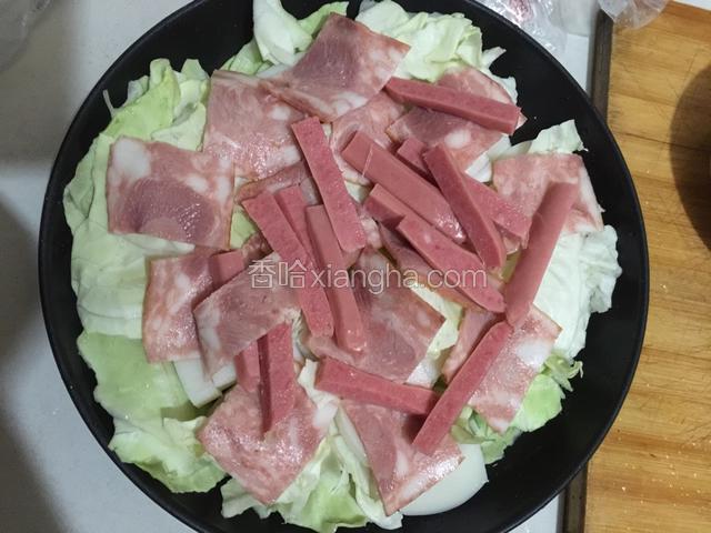 铺上提前洗好的火腿和培根肉.培根肉切段