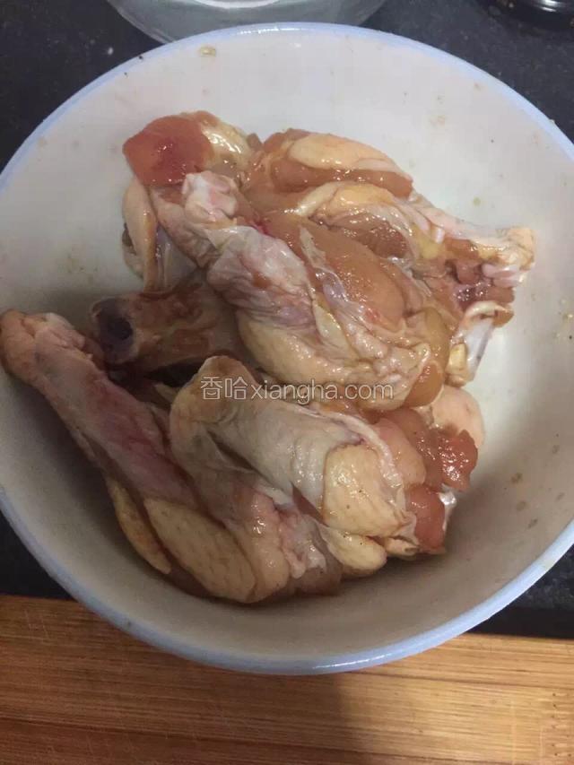 鸡腿划两刀，用油，盐，料酒腌制十分钟