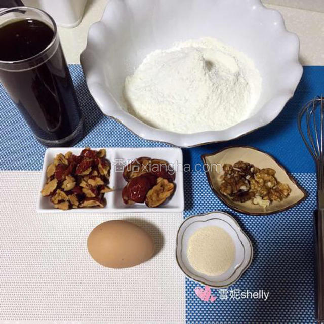 先准备好所有食材。
红枣一半去壳切成2半，另一半去壳切成小块。