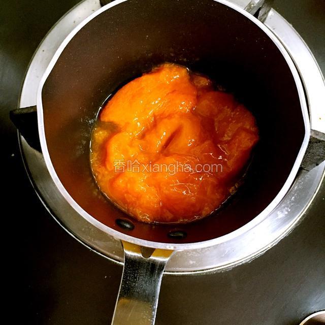 大火煮开后转小火熬制
要搅拌防止粘底
视量的多少。
多了时间会久一点
30-60分钟左右
熬制粘稠即可