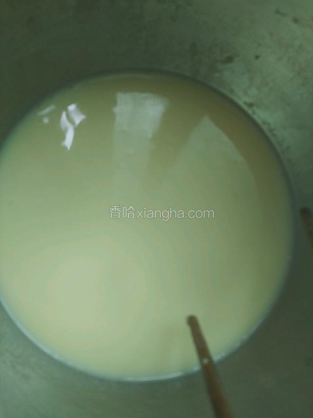 过筛放锅里煮至浓稠，要一直不停地搅拌。
关火放凉
