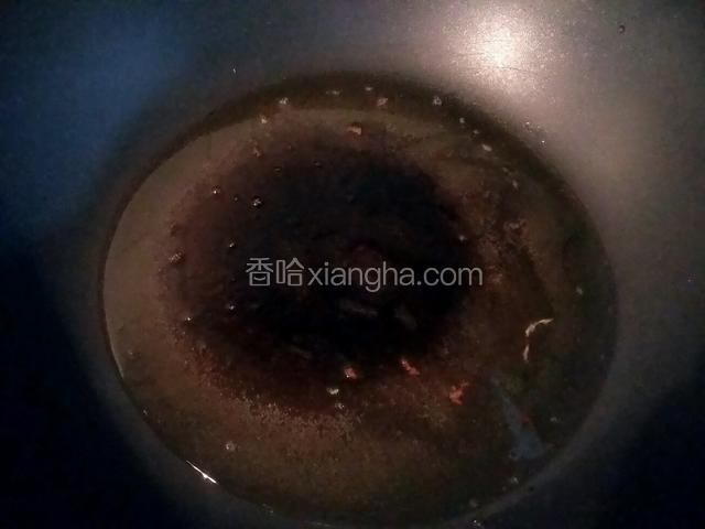 锅内倒油；