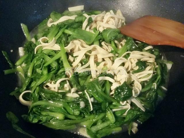 炒至鸡毛菜出水变软，加适量盐；