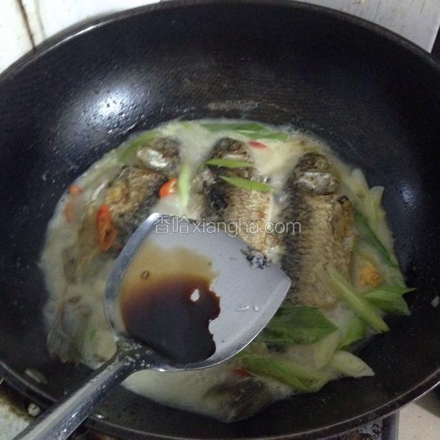 加入适量酱油调色。