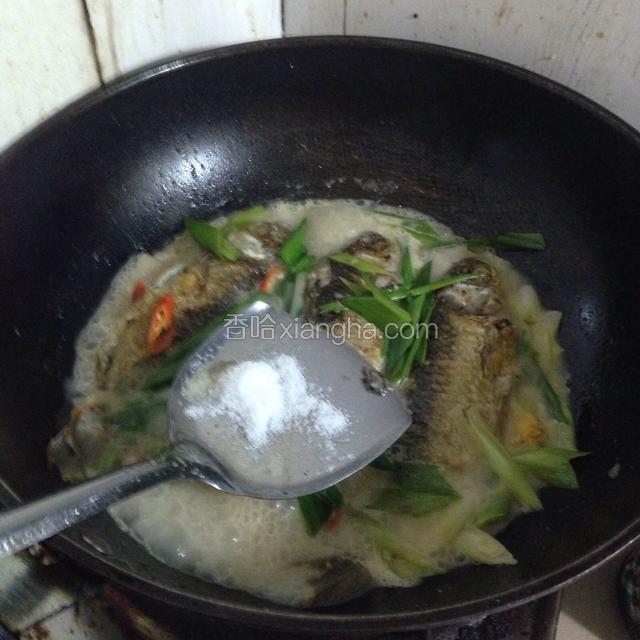 最后再放入适量盐调味。