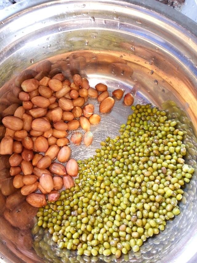 绿豆花生，也同时泡水。