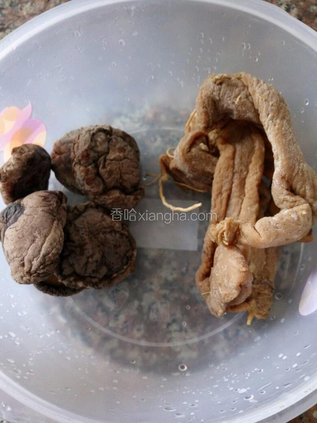 香菇泡水。萝卜干不用泡水。