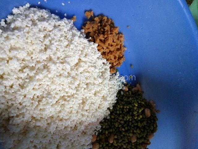 泡了几个小时的糯米，花生。绿豆沥干水分，放入盆里。