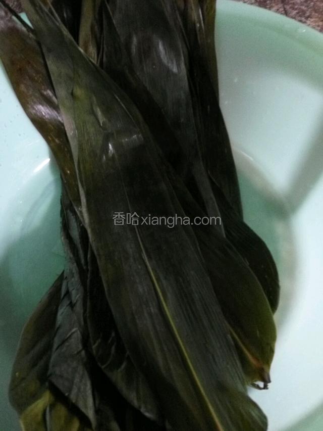 粽叶泡好用布一片一片的擦洗干净，沥干水分备用