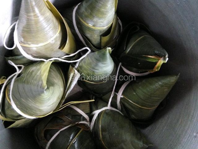 全部包好，粽子放入高压锅里，水没过粽子，开火，煮25分钟就熟了。