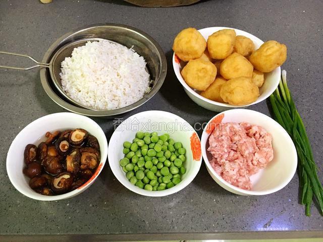 糯米提前浸泡一夜，(至少四小时）
香菇提前泡发，猪肉剁碎，豌豆洗净备用。
（泡香菇的水留下）