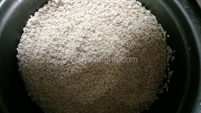 倒入盆里   用水洗干净  沥干水分  备用