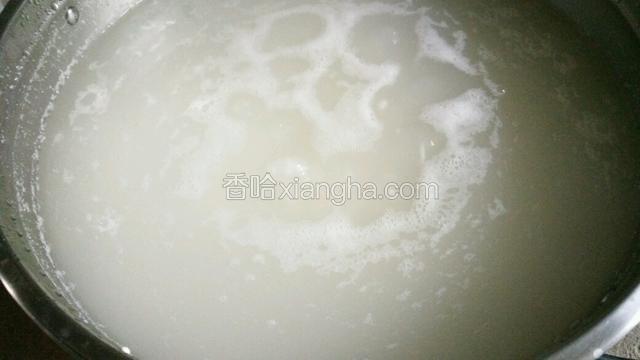 用刚才盛米的碗    盛三碗水   倒入锅里  烧开