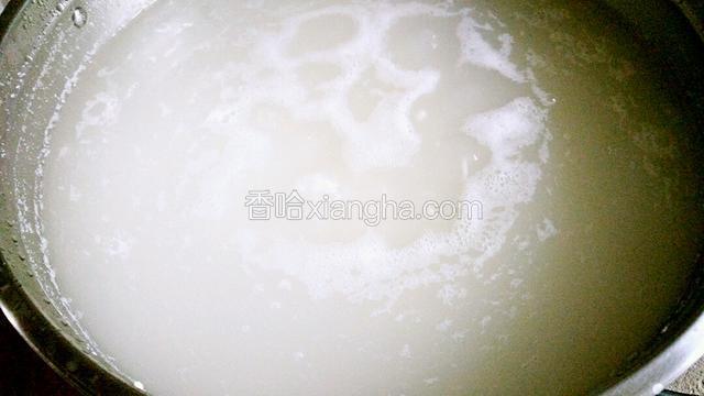 水烧开后   把刚才的一碗糯米  倒入锅里   锅里的水沸腾后   用家里盛饭的大勺子   不停的搅拌（以免糊锅）（注意的是  搅拌的时候   小心烫到自己    因为会冒泡泡    会溅出来   会很烫的）