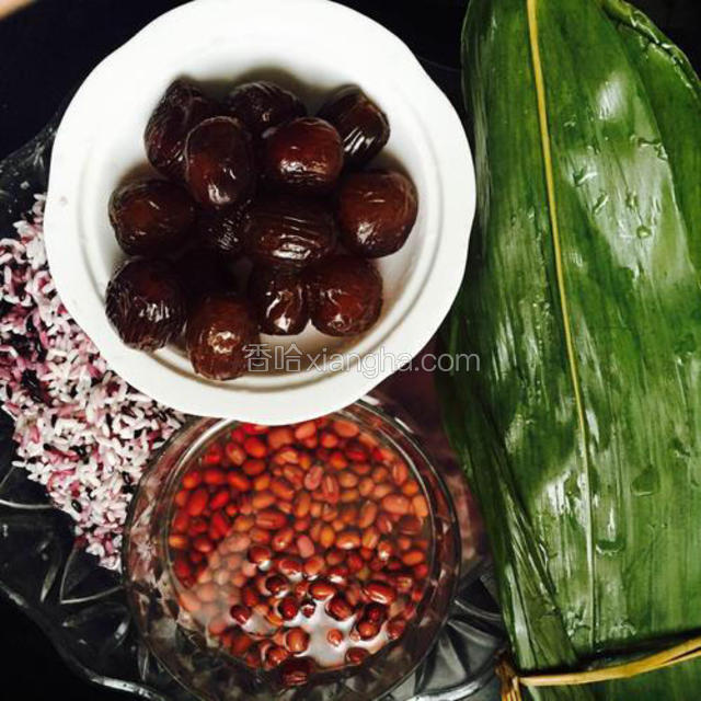 提前一晚上把所需食材泡水！蜜枣除外