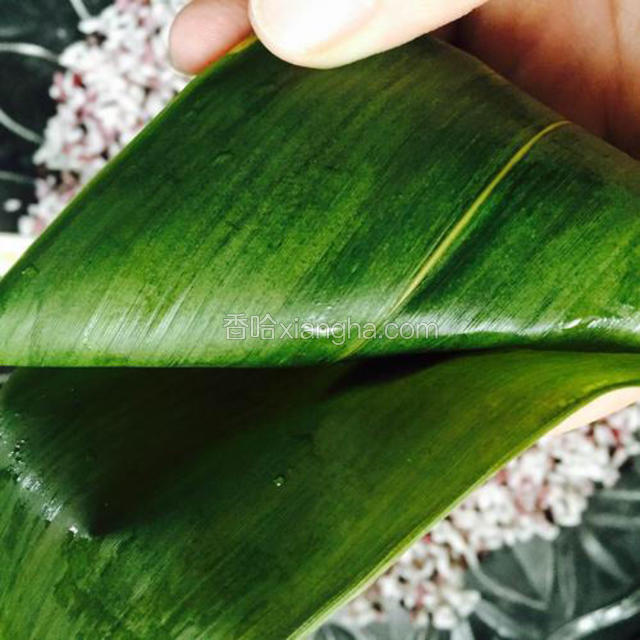 转着圈的像折纸元宝似得，开始围起来