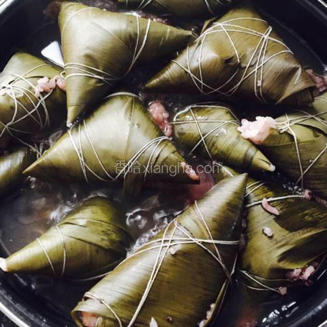 煮熟的粽子，打开锅后，满锅香米的味道！真香哇