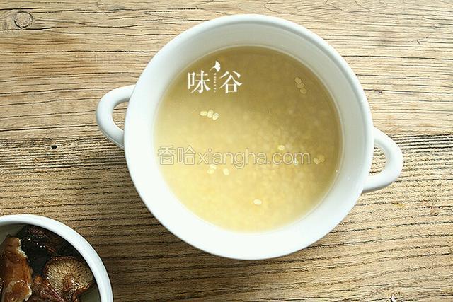 去皮绿豆浸泡2小时。
