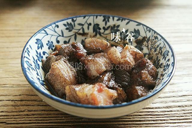 五花肉切小块，用五香粉，料酒，酱油腌制2小时。
