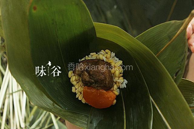 左右都塞一片，然后在食材上再铺上一层绿豆，最后铺上糯米。
