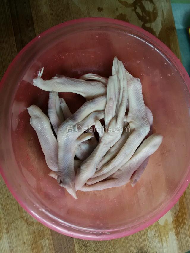 将鸭掌洗干净
