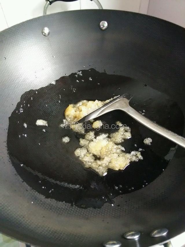 放入白糖不停的炒