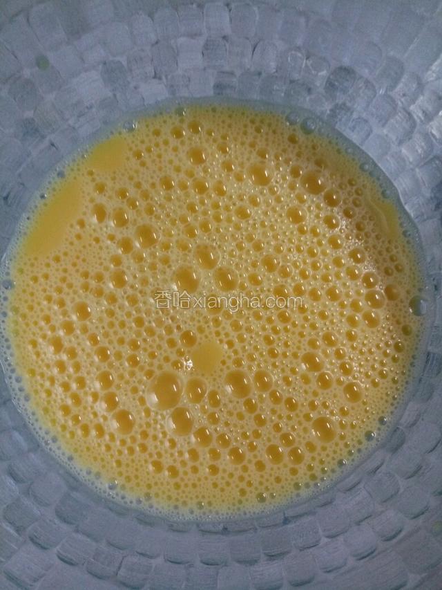 添加温水搅拌均匀。