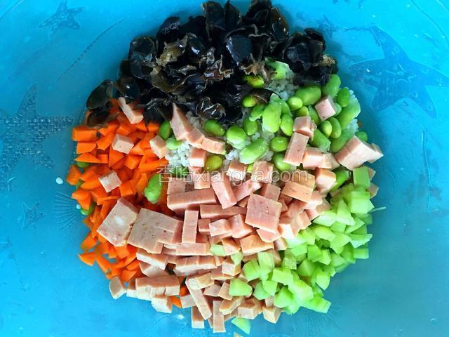 食材切丁，放到糯米里。