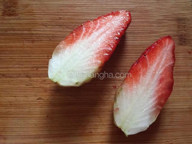 另外一个草莓对半竖着切开
