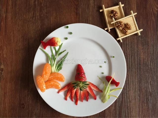 剩余的草莓做成小鱼
组合起来，对半切开的草莓做成章鱼的头
切片的草莓在对半竖着切开做章鱼脚
草莓蒂制作领结
橘子去皮摘干净白色的茸茸做石头
油菜叶脉做海草，放好小鱼。
黄瓜皮用吸管做出泡泡和章鱼的眼睛嘴巴。
